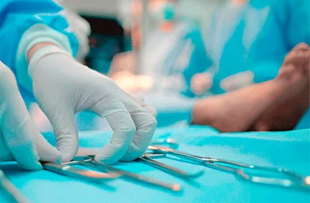 Preparación de instrumental para cirugía ungueal realizada por podólogos especializados en PODODERM Barcelona